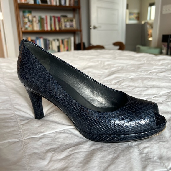STUART WEITZMAN Plainfield Open Toe Navy Sea Crystal Snake Pumps - Picture 8 of 11